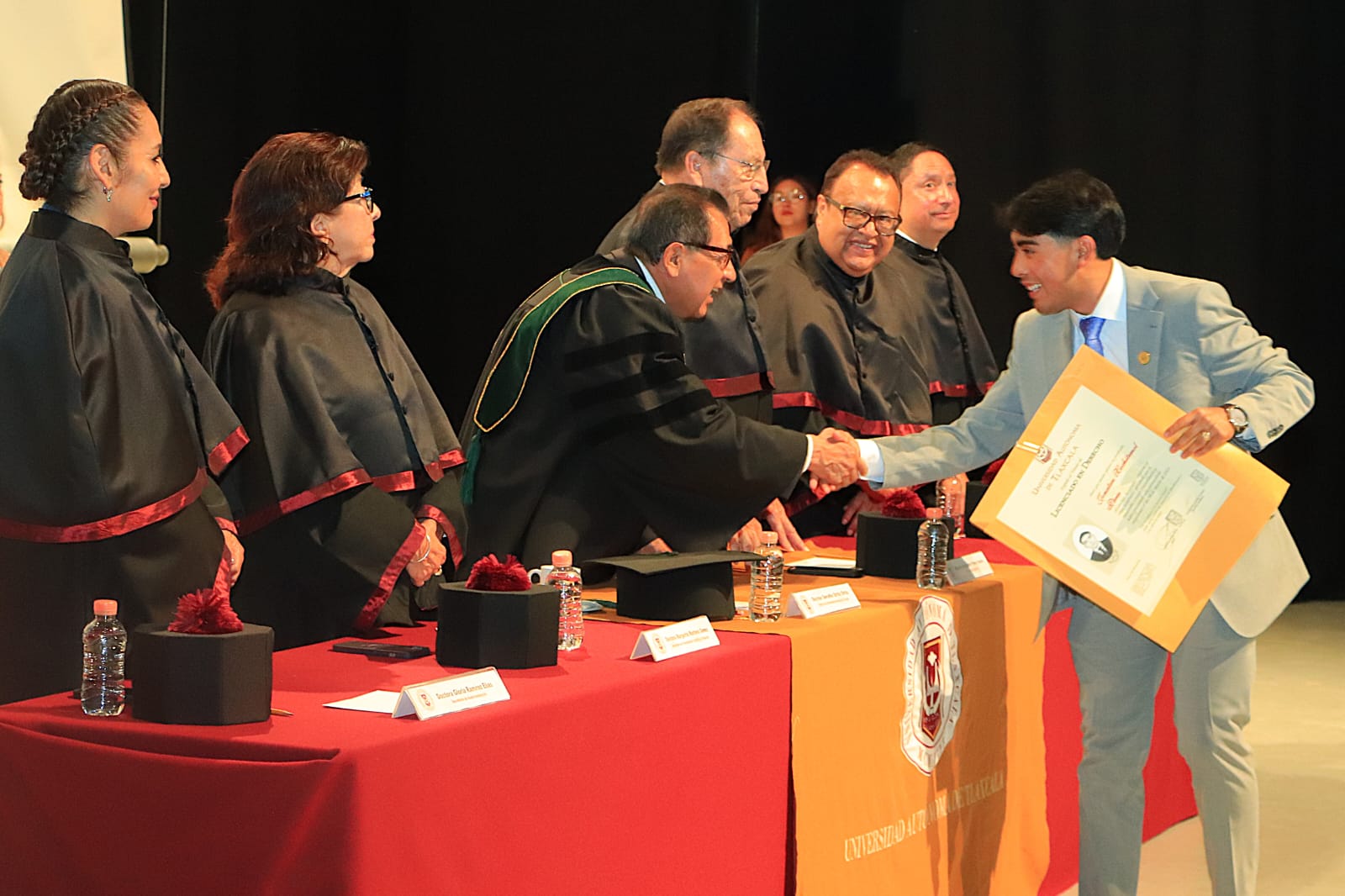 Preside Rector de la UATx entrega de 957 títulos de licenciatura y posgrado